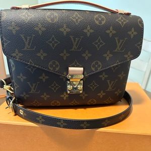 Louis Vuitton, Bags, Auth Louis Vuitton Monogram Viva Cite Pm Shoulder  Cross Body Bag M55 Lv 224b